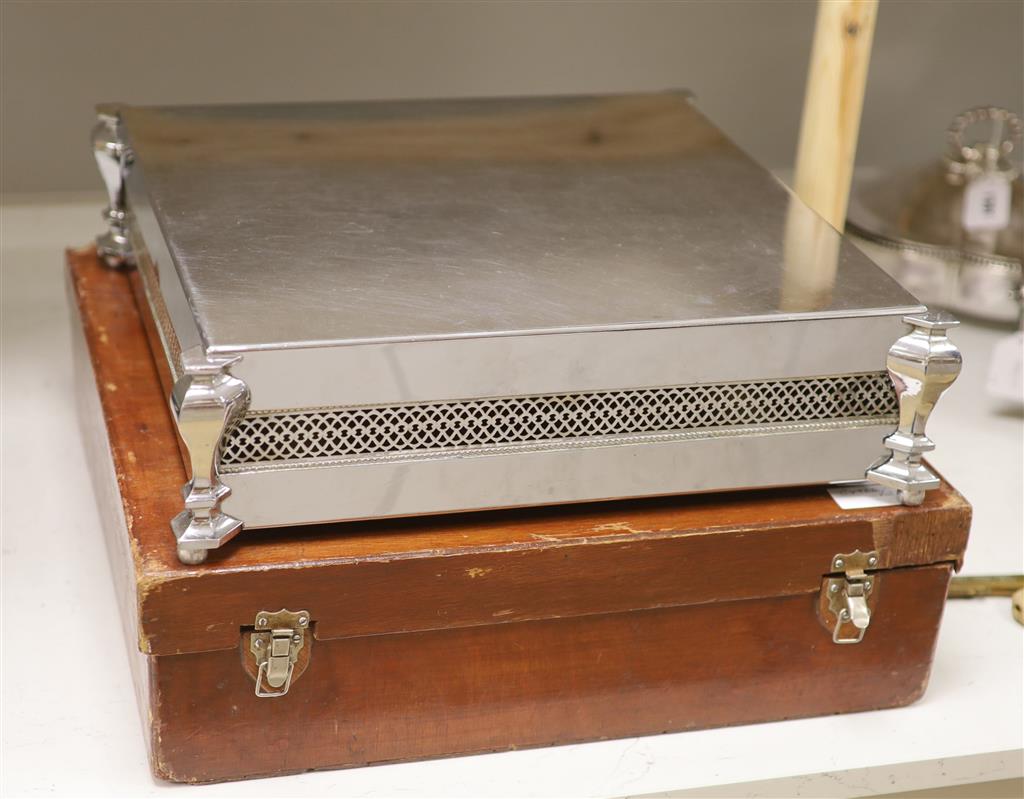 A chromium cakestand in original case